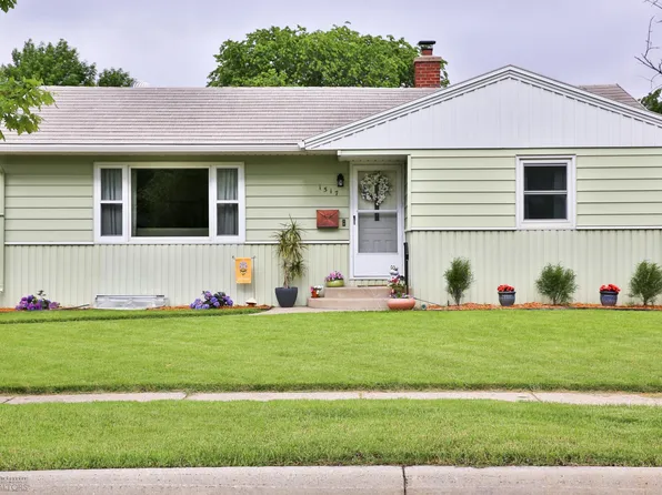 1517 12th St S, Fargo, ND 58103