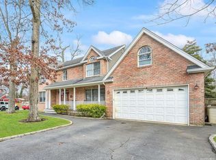 37 Hollins Ln, East Islip, NY 11730