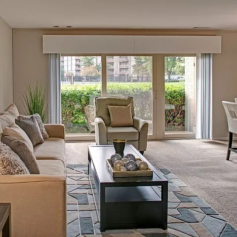 Oakcrest Towers — Photo 1