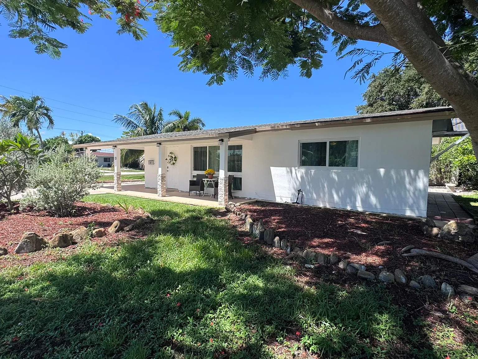 3 bed, 2.0 bath, 1429 sqft, $5,000 — Photo 2