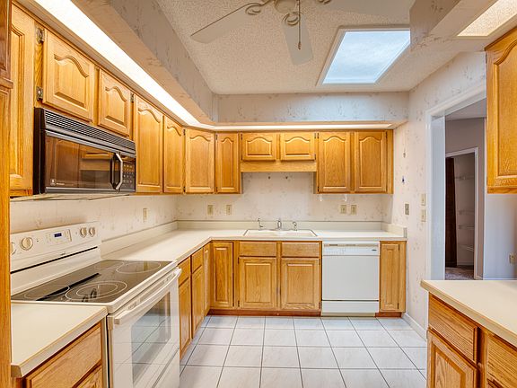 4th image of 114 Deer Lake Cir