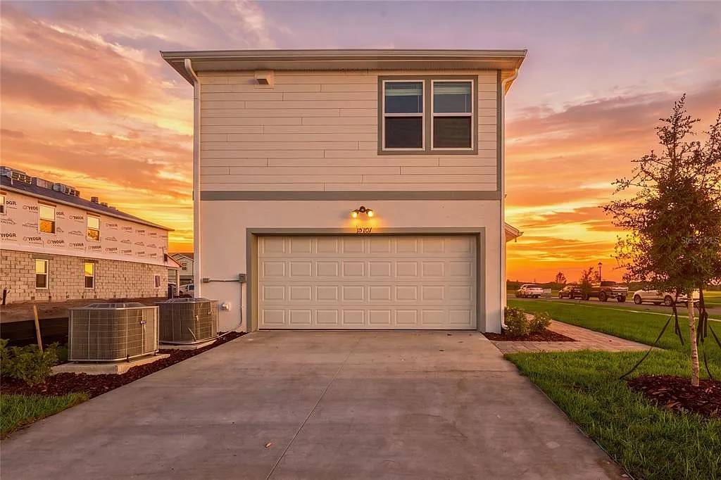 4 bed, 3.0 bath, 2341 sqft, $3,600 — Photo 2