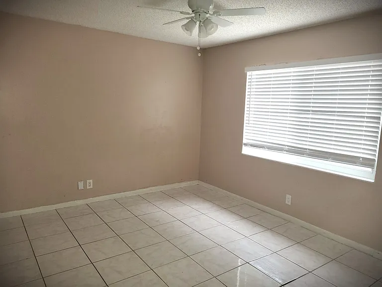 4315 NW 6th Ave — Photo 7