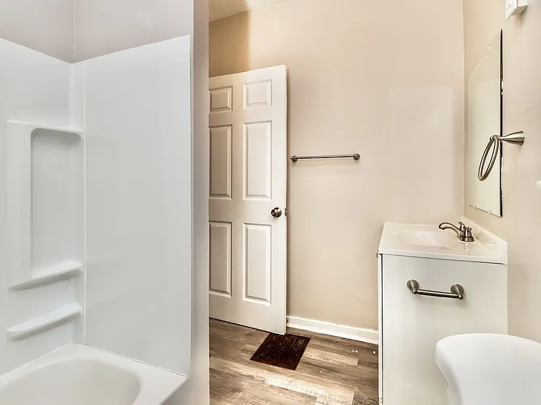 279373_024_main_bathroom_13071179.jpg