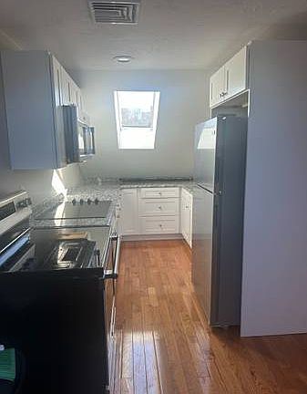 2nd image of 390 Lincoln Ave #3