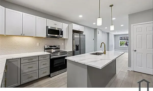 260 S Highland Ave — Photo 1