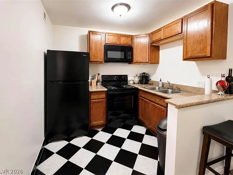 512 Albert Ave #4 — Photo 2