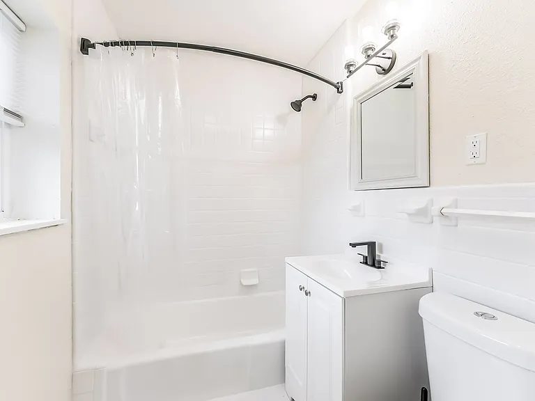 Primary bedroom bathroom