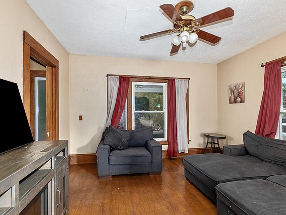 4th image of 1013 Tamarack Ave NW