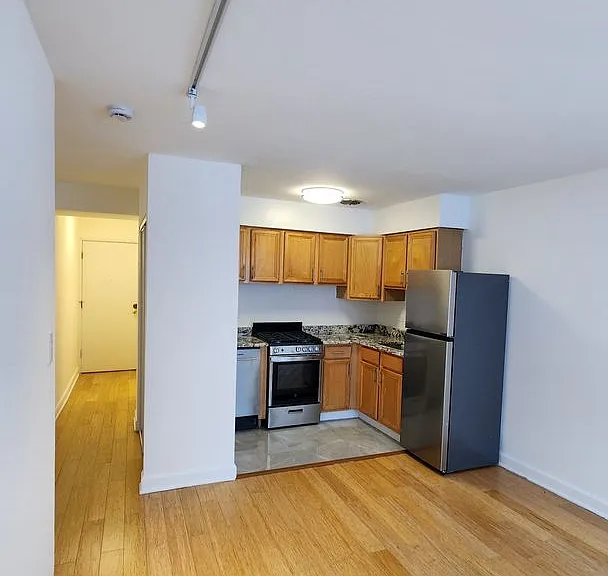 Foster Beach Apartments — Photo 6