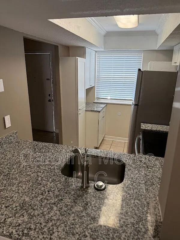 2 bed, 1.5 bath, 989 sqft, $1,095 — Photo 3