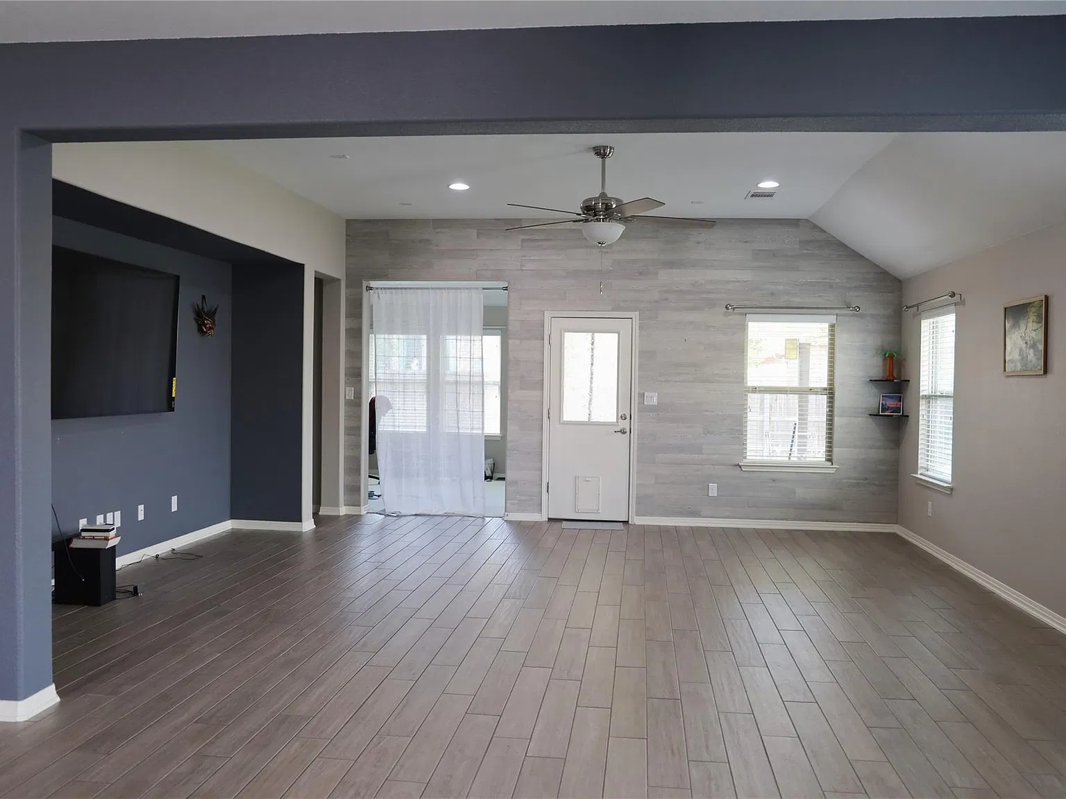 3 bed, 2.0 bath, 2327 sqft, $2,395 — Photo 4