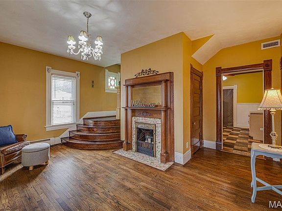 4th image of 411 Center St