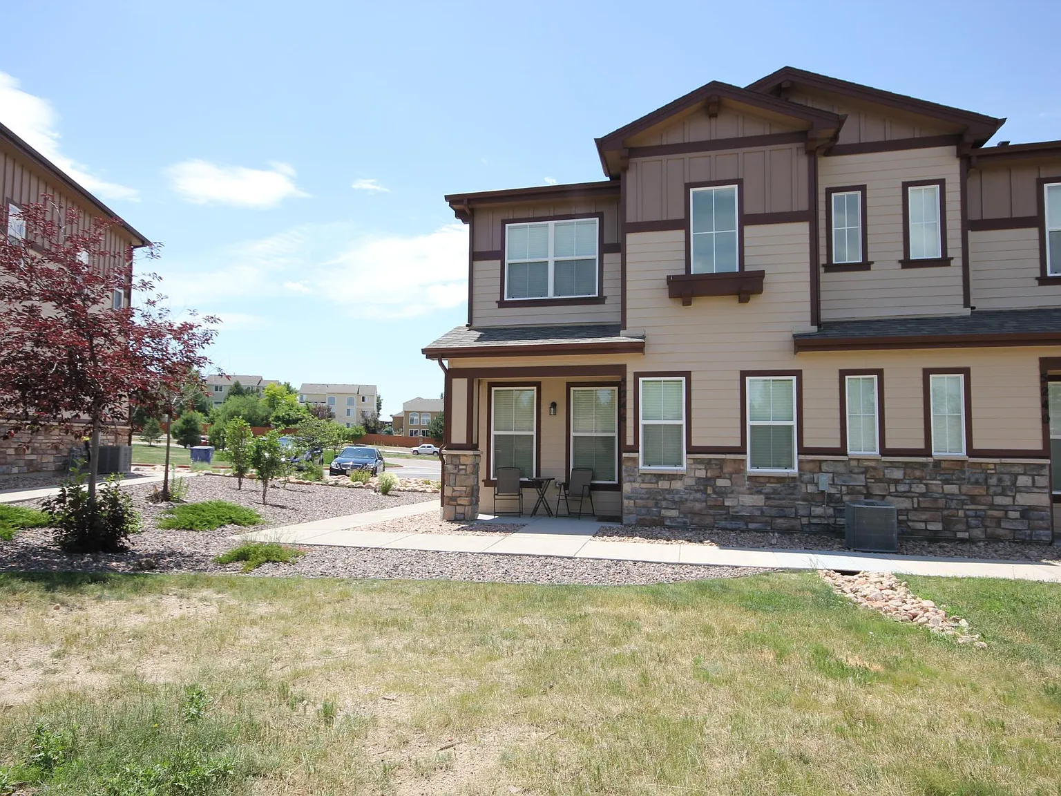 3 bed, 2.5 bath, 1376 sqft, $2,215 — Photo 2
