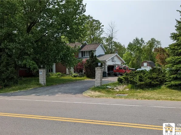 4055 Crescent Dr, North Tonawanda, NY 14120