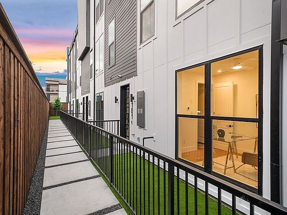 3rd image of 4715 Manett St #102