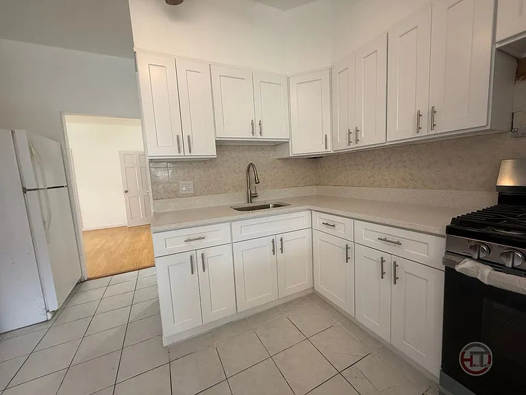1537 McDonald St #2 — Photo 2