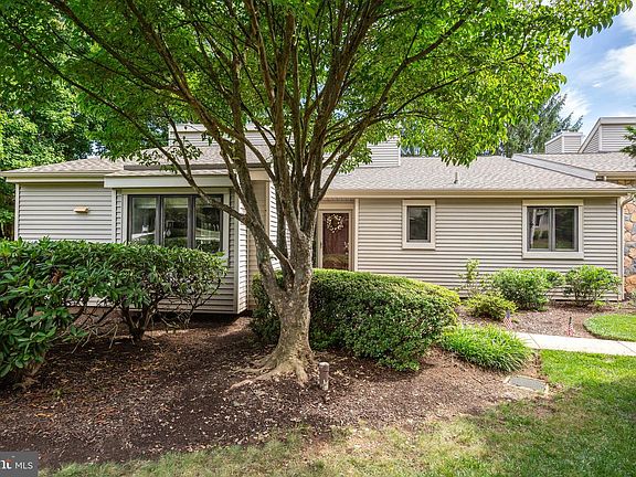 3rd image of 556 Franklin Way