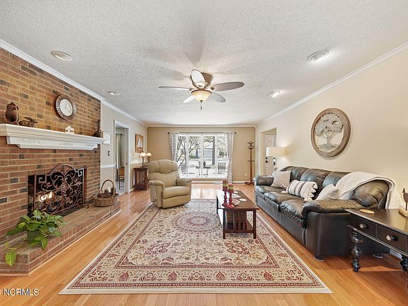 4th image of 180 Westchester Cir