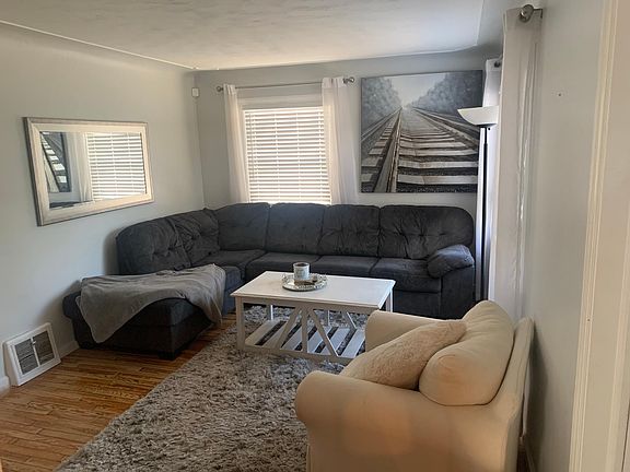 2nd image of 1016 Elliott St SE