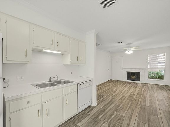3rd image of 1917 Augusta Dr APT A8
