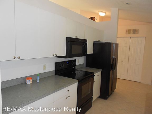 4th image of 2430 SW Falcon Cir