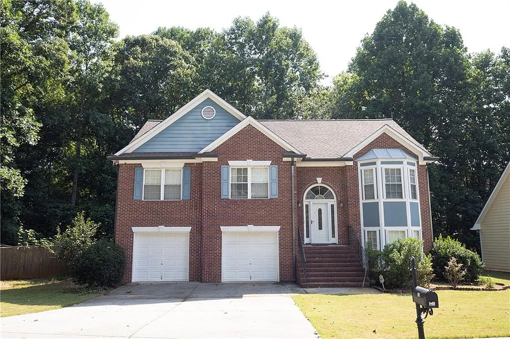 4 bed, 3.0 bath, 2392 sqft, $2,600 — Photo 1