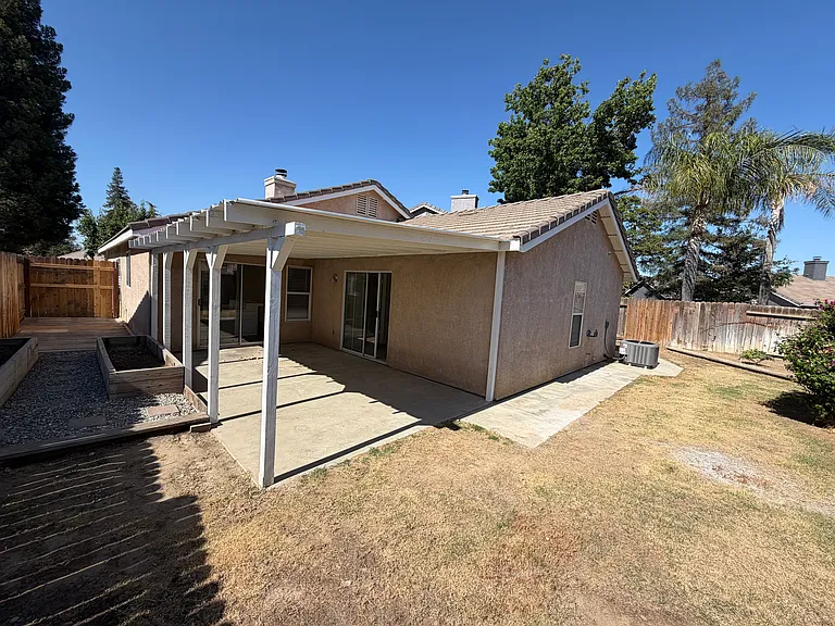 8319 Hemlock Ct — Photo 3
