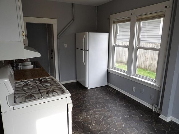 4th image of 412 2nd Ave S #1