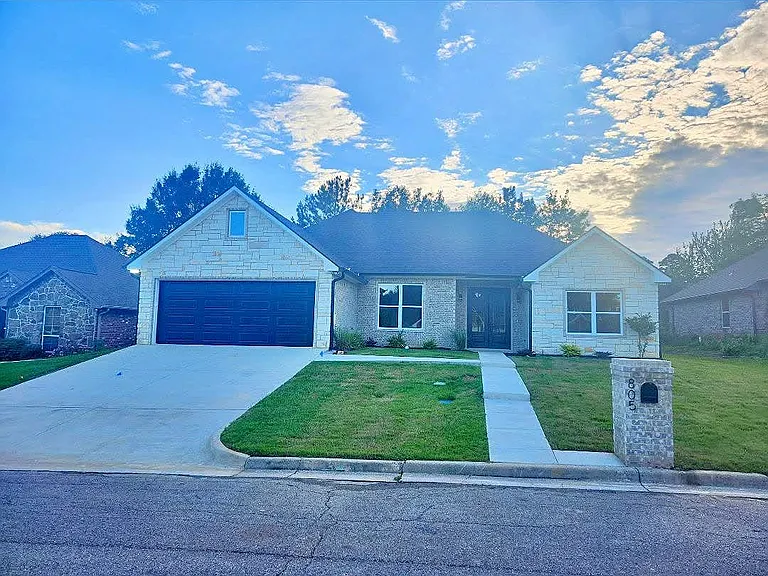 805 Woodridge Cir — Photo 1