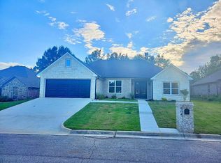 805 Woodridge Cir, Longview, TX 75601