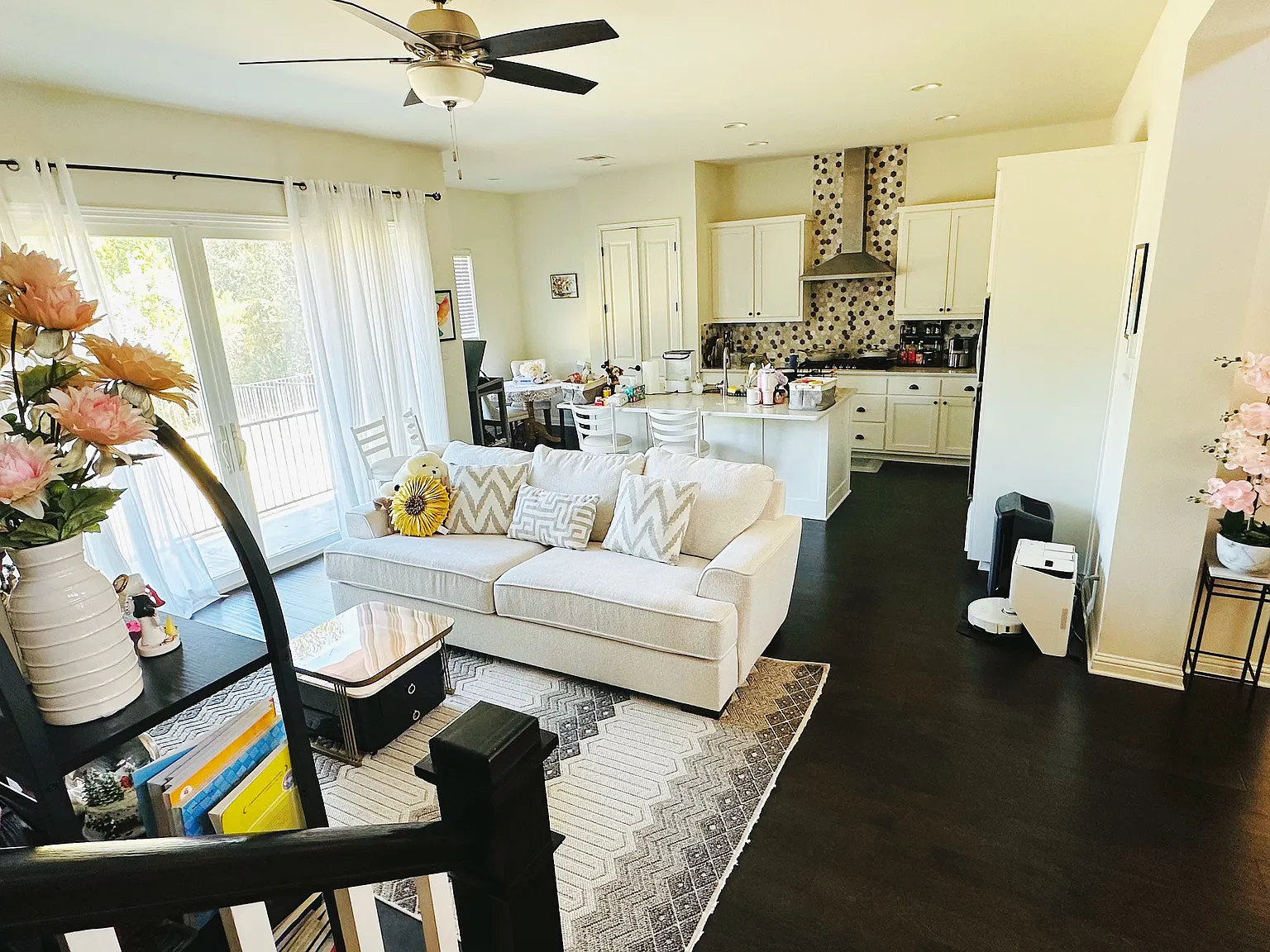 4 bed, 3.5 bath, 2700 sqft, $3,900 — Photo 3
