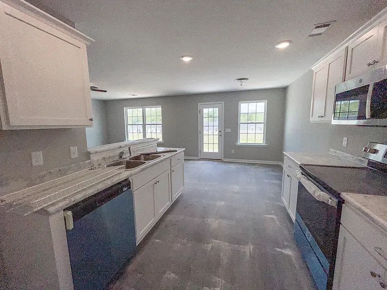 105 Callaway Cres — Photo 6