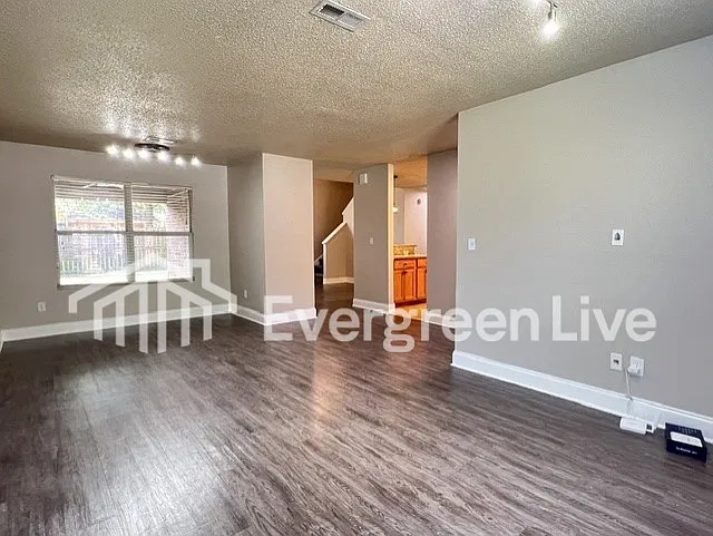 4 bed, 2.0 bath, 1815 sqft, $1,595 — Photo 4