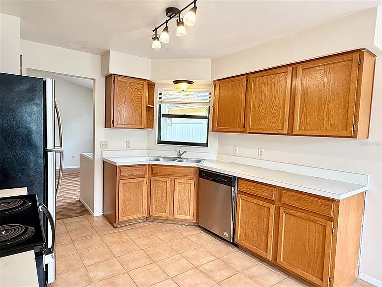 1215 Creekbottom Cir — Photo 10