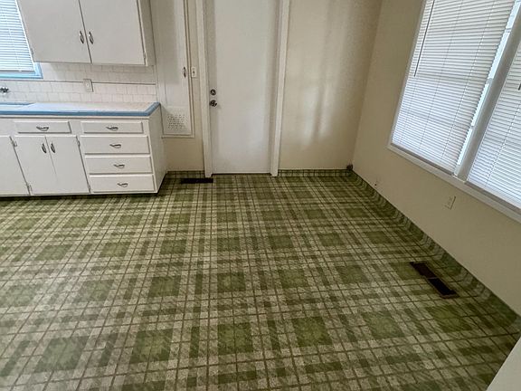 4th image of 131 E Pine St