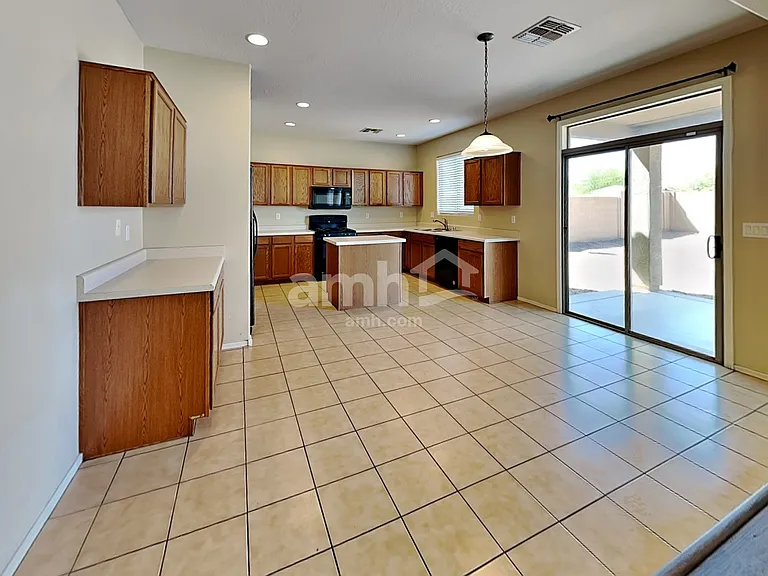 7006 W Irwin Ave — Photo 4