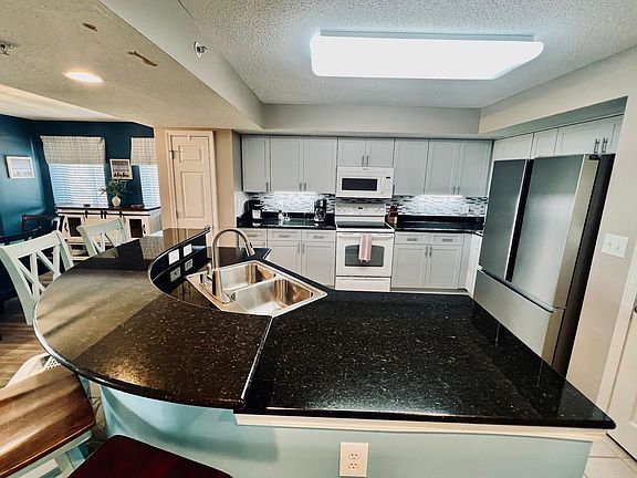 3rd image of 2151 Bridgeview Ct. #1-305