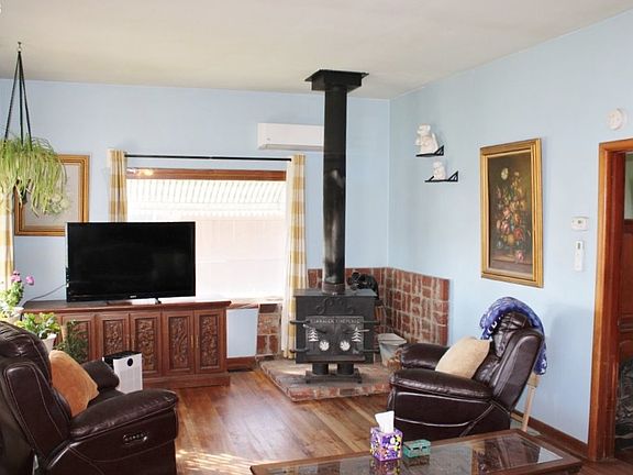 4th image of 212 Concord St