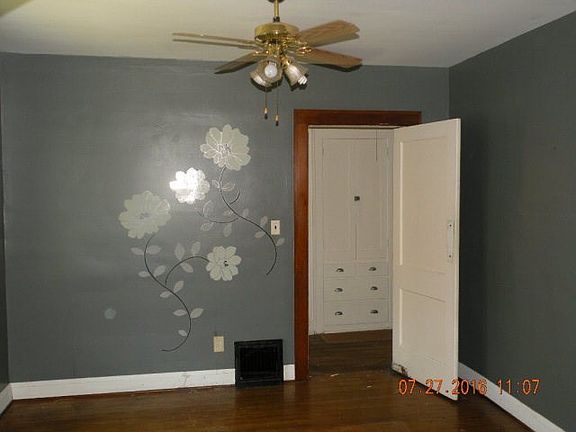 3rd image of 512 W Voorhees St