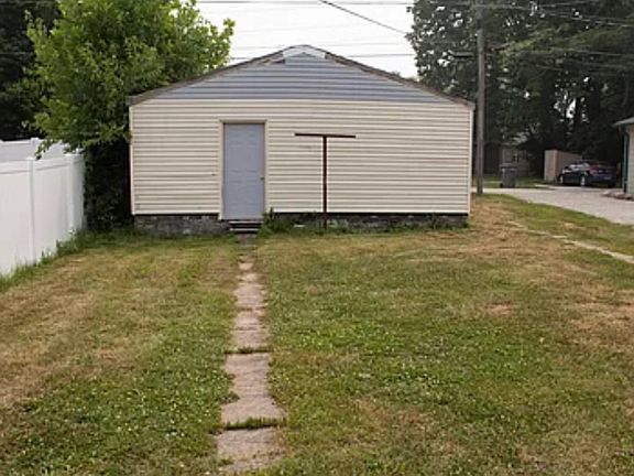 2nd image of 745 N Sheffield Ave #1