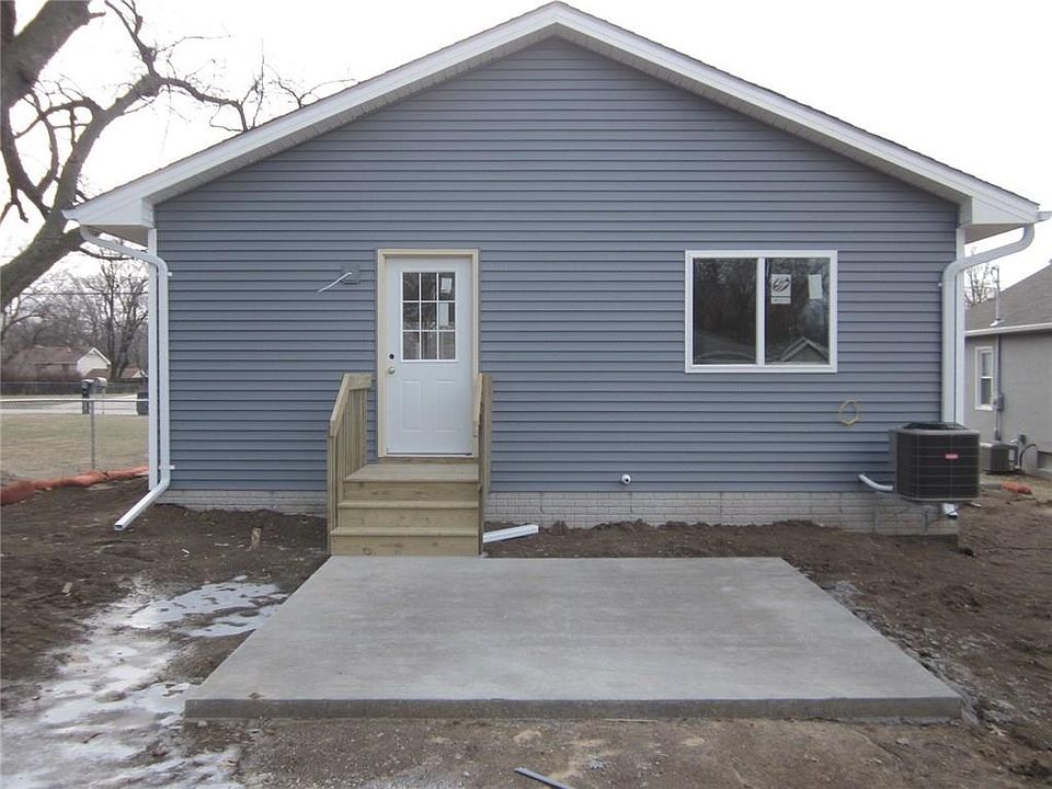 2nd image of 318 Hart Ave