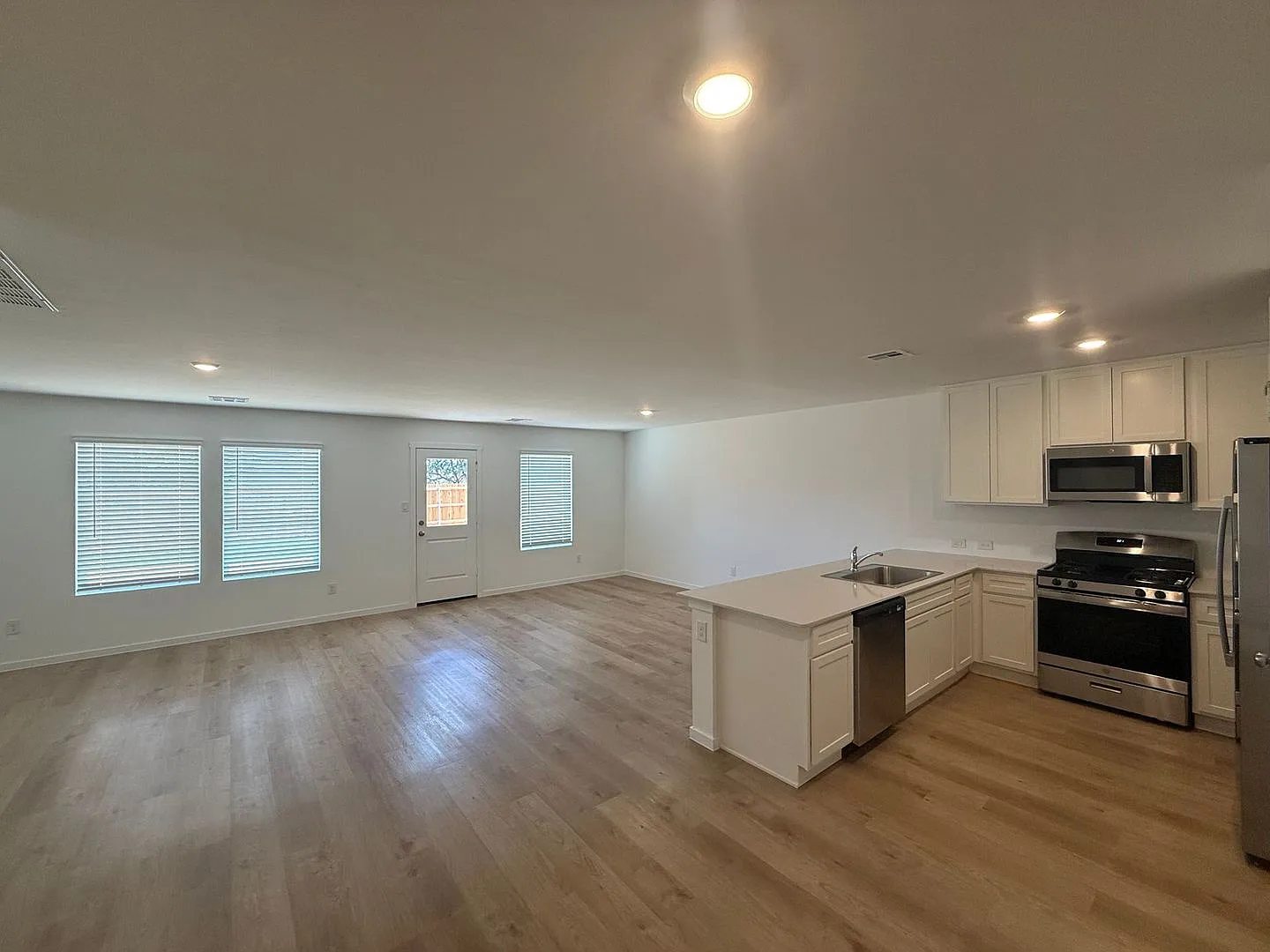 Beautiful Brand New 4 Bedroom 2 Bath Home in Mustang Schools — Photo 2