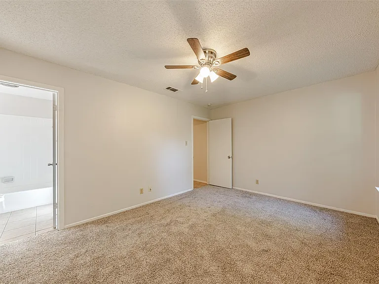 7000 Whispering Oaks Dr — Photo 9