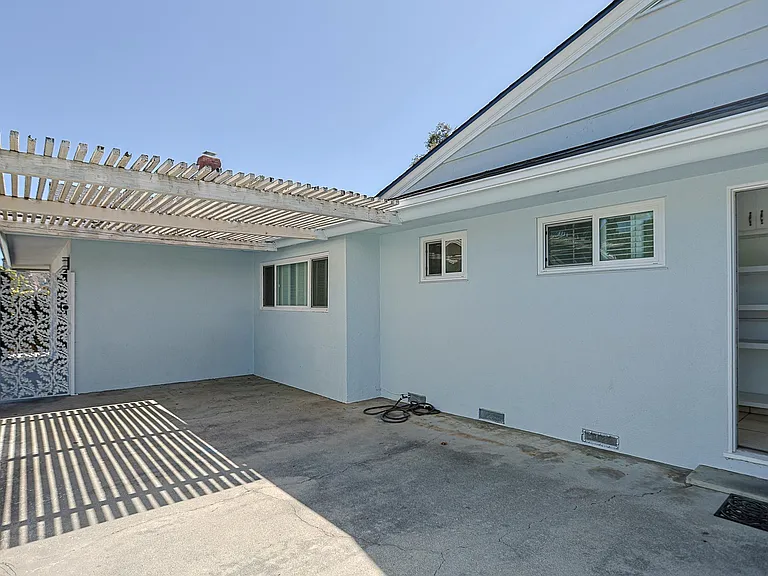 W Rowan St — Photo 4