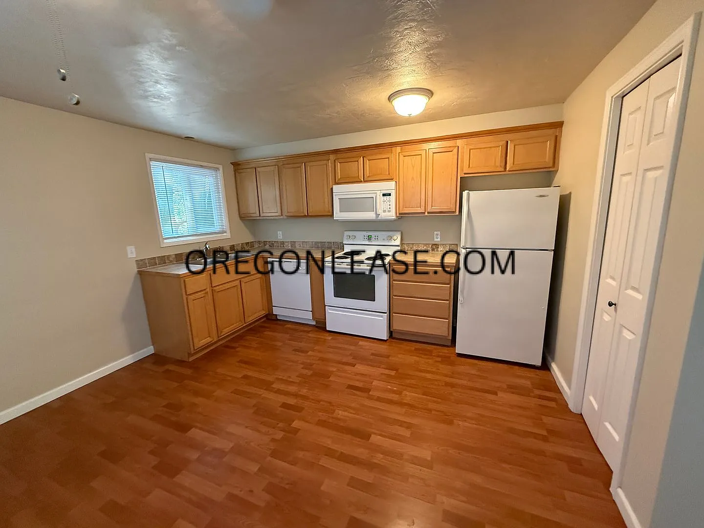 2 bedroom apartment unit with in unit laundry — Photo 4