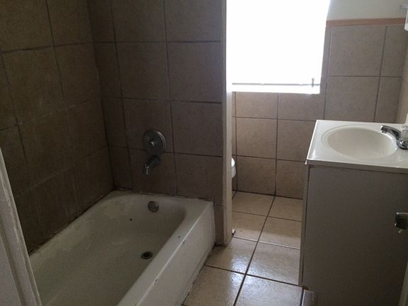 5th image of 920 N Oxford St