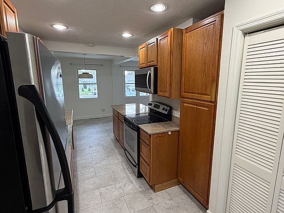 4th image of 641 S 69th St