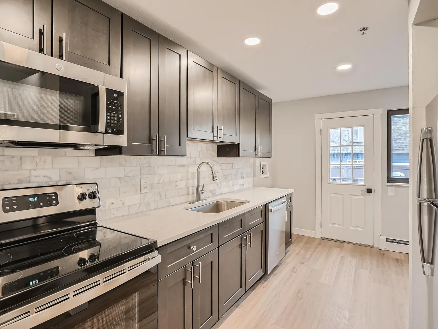 2 bed, 800 sqft, $2,500 — Photo 1
