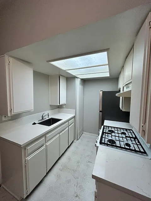 Building Photo - 13740 Vanowen St #104
